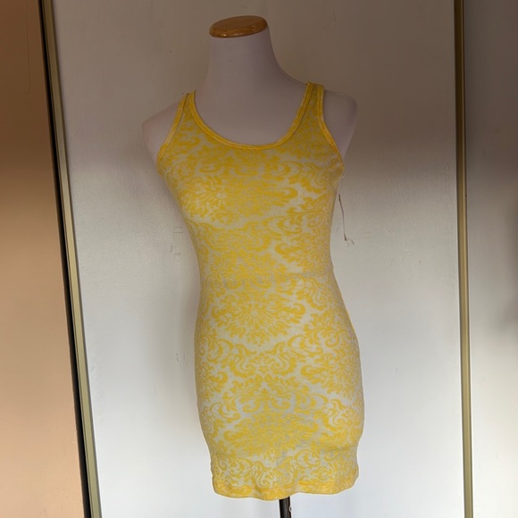 Go Couture yellow ribbed floral tank top. Size M - Picture 2 of 9